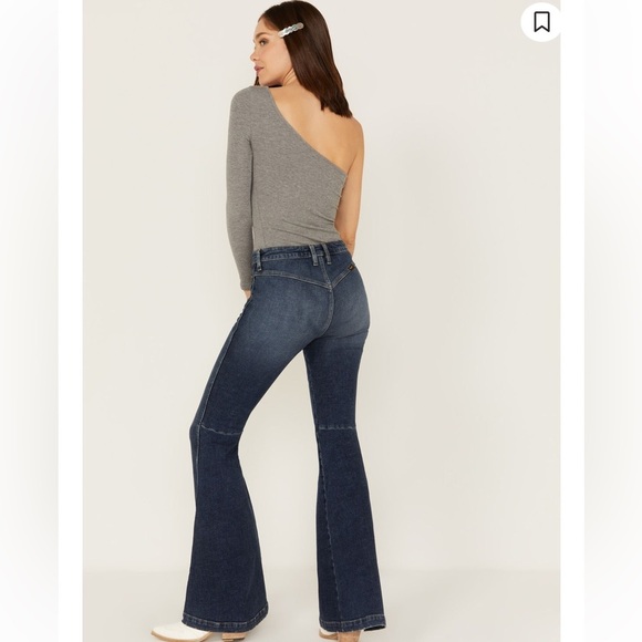 WRANGLER RETRO WOMEN'S HIGH RISE FLARE PATCH POCKET VICTORIA STRETCH JEANS - Picture 3 of 11